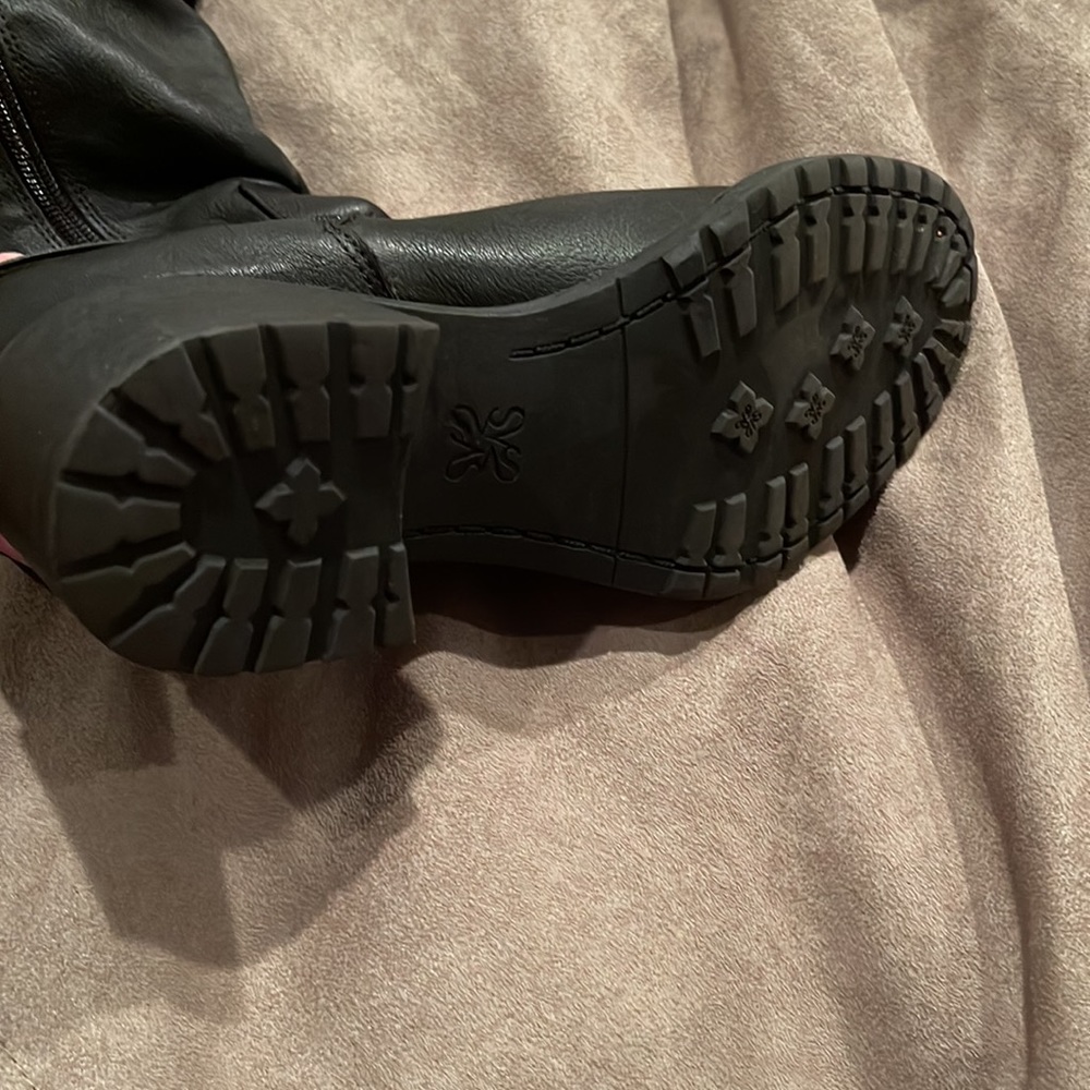 Boots - Picture 3 of 5